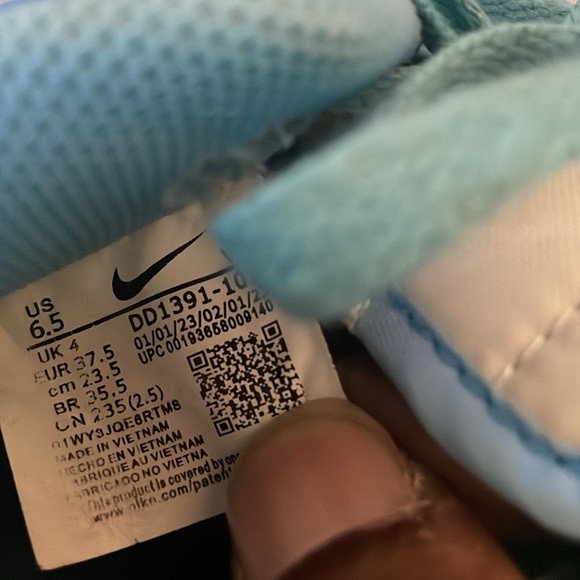Baby blue Nike Dunks 6.5. - Picture 2 of 4